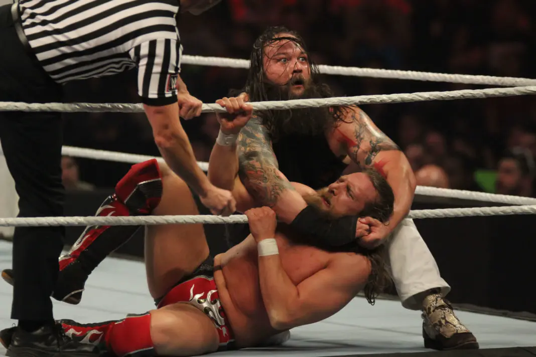 Bray Wyatt bearbeitet Daniel Bryan in den Ringseilen / Foto: Bill Otten / WWE