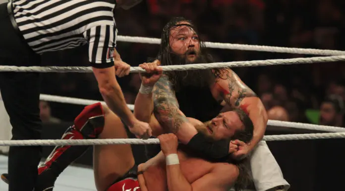 Bray Wyatt bearbeitet Daniel Bryan in den Ringseilen / Foto: Bill Otten / WWE