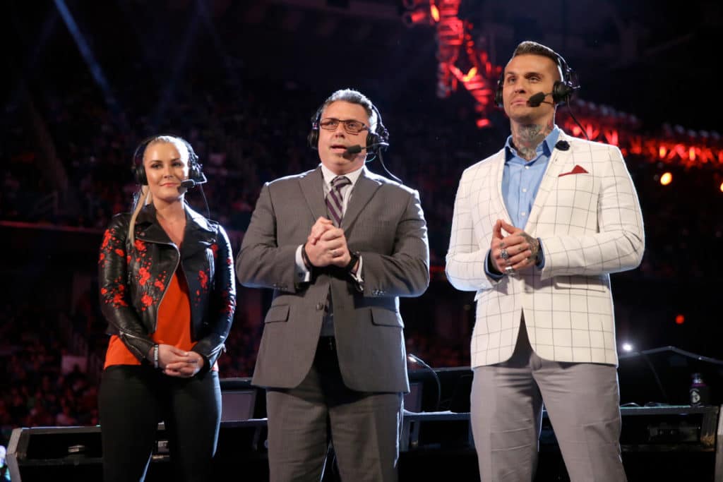 WWE Raw Kommentatoren Renee Young, Michael Cole, Corey Graves im Herbst 2018 - (c) 2020 WWE. All Rights Reserved.