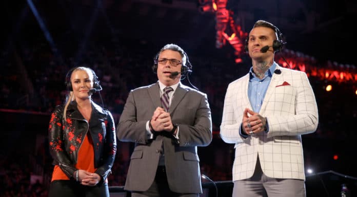 WWE Raw Kommentatoren Renee Young, Michael Cole, Corey Graves im Herbst 2018 - (c) 2020 WWE. All Rights Reserved.