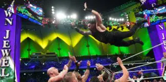 Der "Big Dawg" Roman Reigns fliegt bei WWE Crown Jewel 2019 - (c) 2019 WWE. All Rights Reserved.