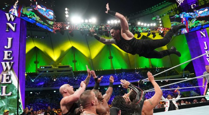 Der "Big Dawg" Roman Reigns fliegt bei WWE Crown Jewel 2019 - (c) 2019 WWE. All Rights Reserved.