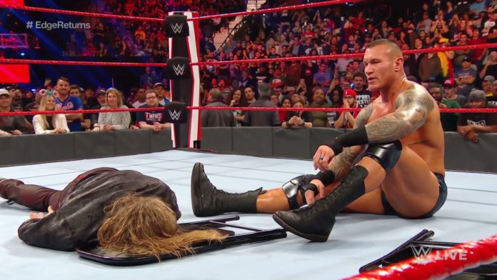 Randy Orton zerstört Edge bei WWE Raw, 27.1.2020 - (c) 2020 WWE. All Rights Reserved.