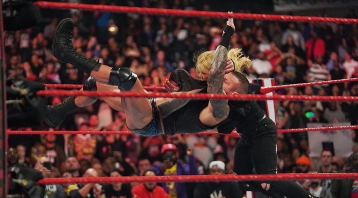 Randy Orton mit dem RKO gegen Beth Phoenix - (c) 2020 WWE. All Rights Reserved.