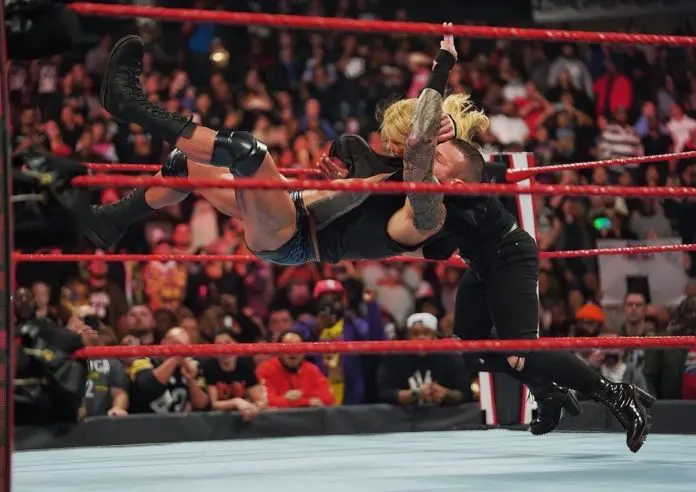 Randy Orton mit dem RKO gegen Beth Phoenix - (c) 2020 WWE. All Rights Reserved.
