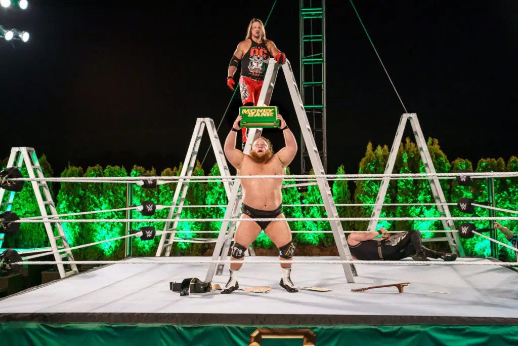 Otis siegt bei WWE Money in the Bank 2020 (Bild: (c) 2020 WWE. All Rights Reserved.)