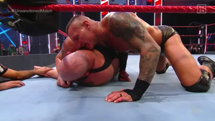 Randy Orton erlegt Big Show mit dem Punt Kick bei WWE Raw am 20. Juli 2020 - (c) 2020 WWE. All Rights Reserved.