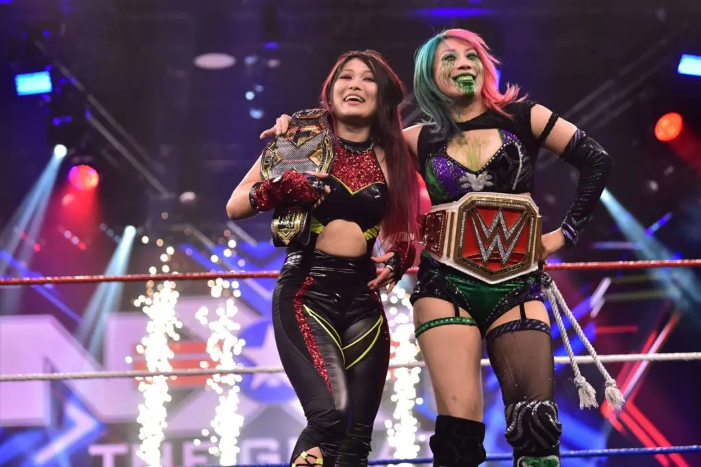 WWE-Stars Io Shirai und Asuka - (c) 2020 WWE. All Rights Reserved.