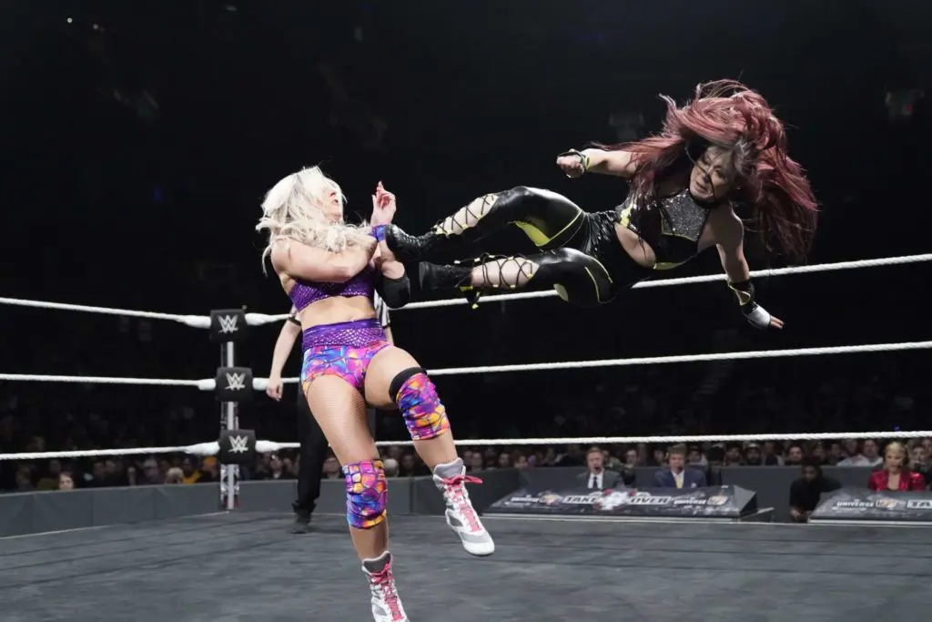 WWE NXT Star Io Shirai mit dem Dropkick gegen Candice LaRae - (c) 2020 WWE. All Rights Reserved.