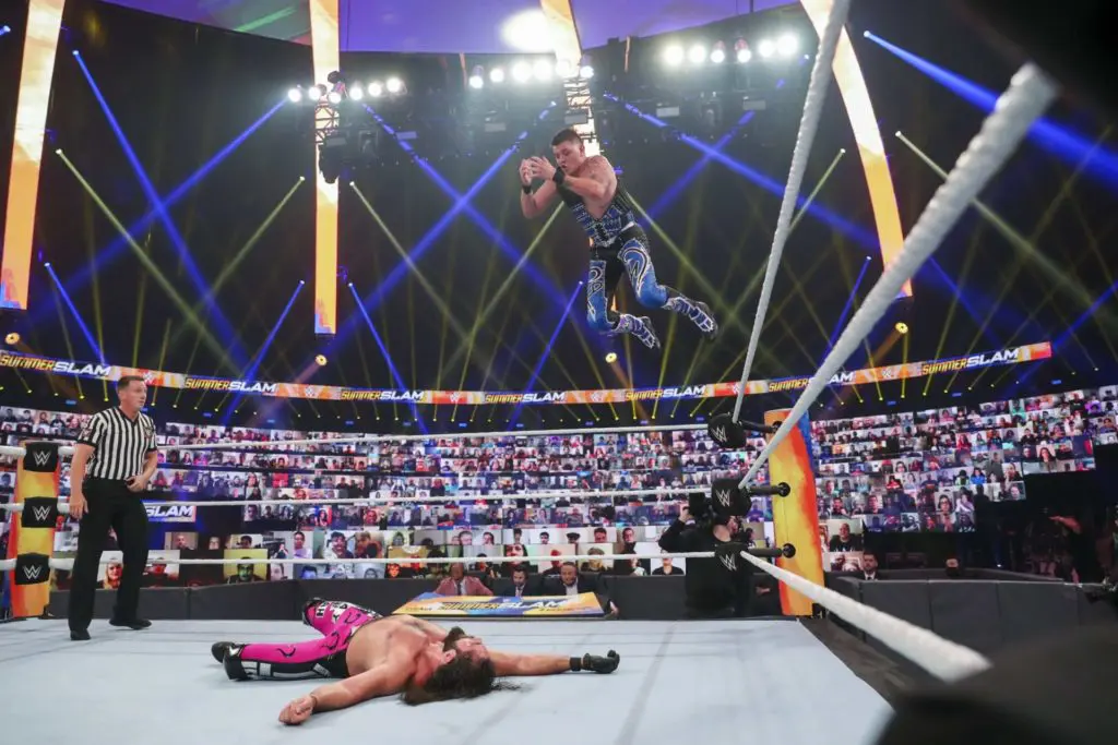Dominik Mysterio mit dem Frog Splash gegen Seth Rollins - (c) 2020 WWE. All Rights Reserved.