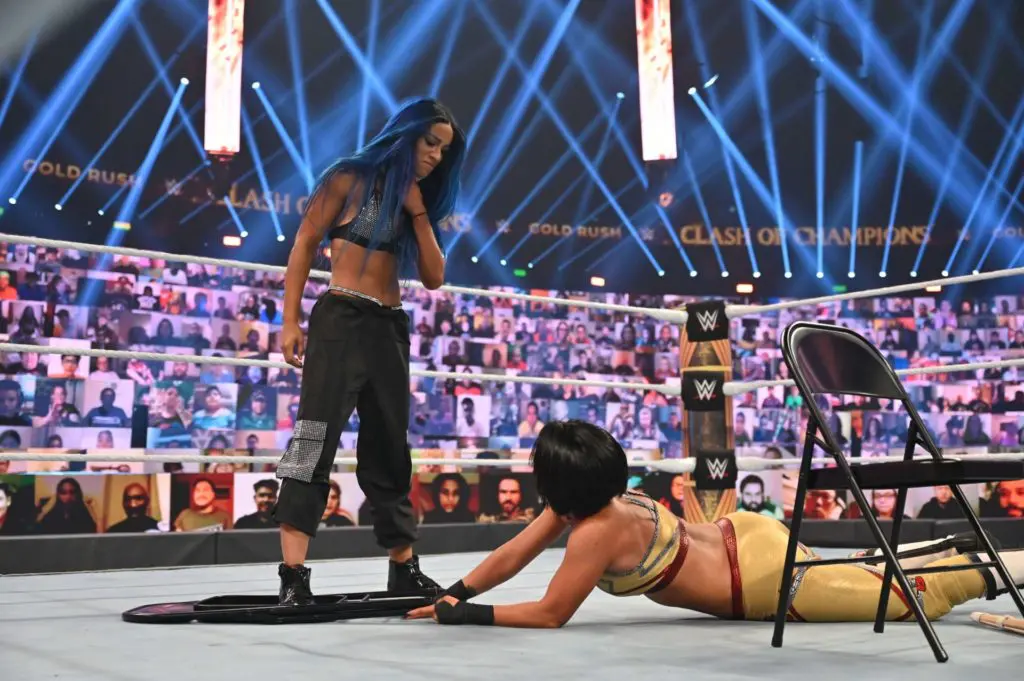 Sasha Banks stoppt Bayley - (c) 2020 WWE. All Rights Reserved.
