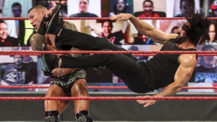 Drew McIntyre trifft mit dem Claymore Kick gegen Randy Orton bei WWE Raw - (c) 2020 WWE. All Rights Reserved.