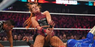 Becky Lynch zieht den Disarm-Her gegen Bayley durch - (c) 2020 WWE. All Rights Reserved.