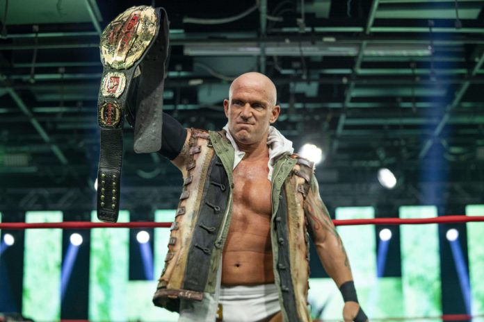 Eric Young im Sommer 2020 als IMPACT Wrestling World Champion
