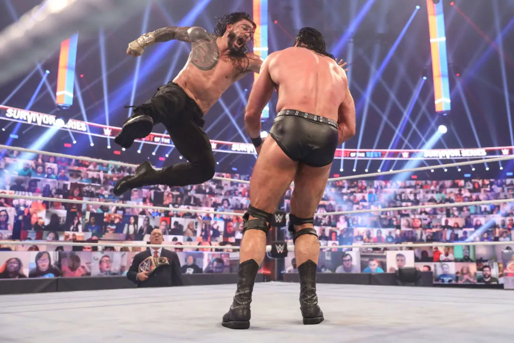 Roman Reigns Superman Punch schlägt ein - (c) 2020 WWE. All Rights Reserved.