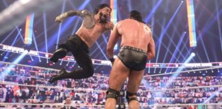 WWE-Superstar Roman Reigns zeigt den Superman Punch - (c) 2020 WWE. All Rights Reserved.