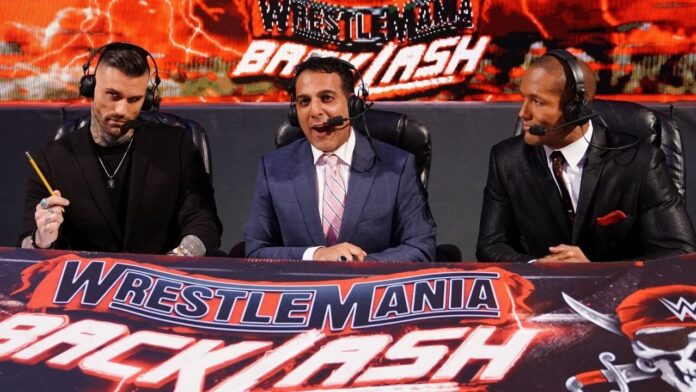 Die WWE Raw-Kommentatoren nach WrestleMania: Corey Graves, Adnan Virk, Byron Saxton (v.l.n.r.)