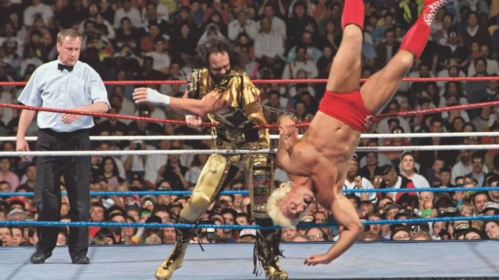 WrestleMania VIII: Randy Savage schickt Ric Flair über die Ringseile - (c) WWE. All Rights Reserved.