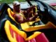 WWE-Legende Hulk Hogan im rot-gelben-Hulkster-Mobil