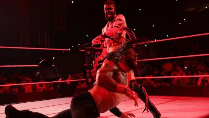 Der Demon überrascht Roman Reigns bei WWE SmackDown (24.9.21) - Foto: (c) 2021 WWE.
