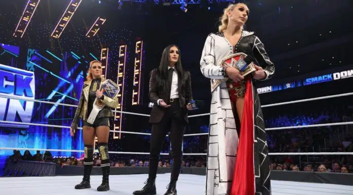 Bei WWE SmackDown am 22.10.21 mussten Becky Lynch und Charlotte Flair widerwillig ihre Titel tauschen. / Foto: © 2021 WWE. All Rights Reserved.