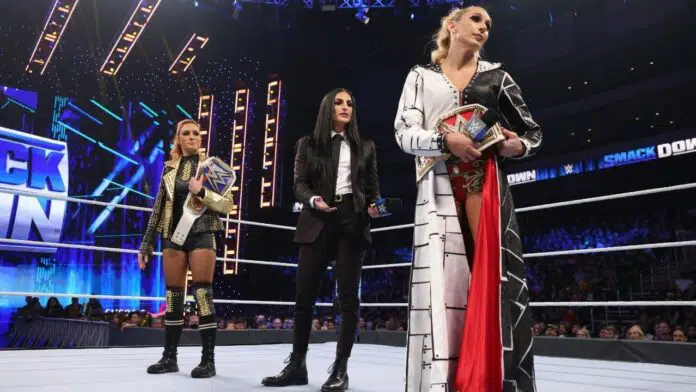 Bei WWE SmackDown am 22.10.21 mussten Becky Lynch und Charlotte Flair widerwillig ihre Titel tauschen. / Foto: © 2021 WWE. All Rights Reserved.