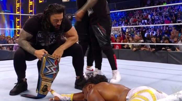 Roman Reigns hält sich für den König von SmackDown / WWE SmackDown vom 5.11.21 / (c) WWE. All Rights Reserved.