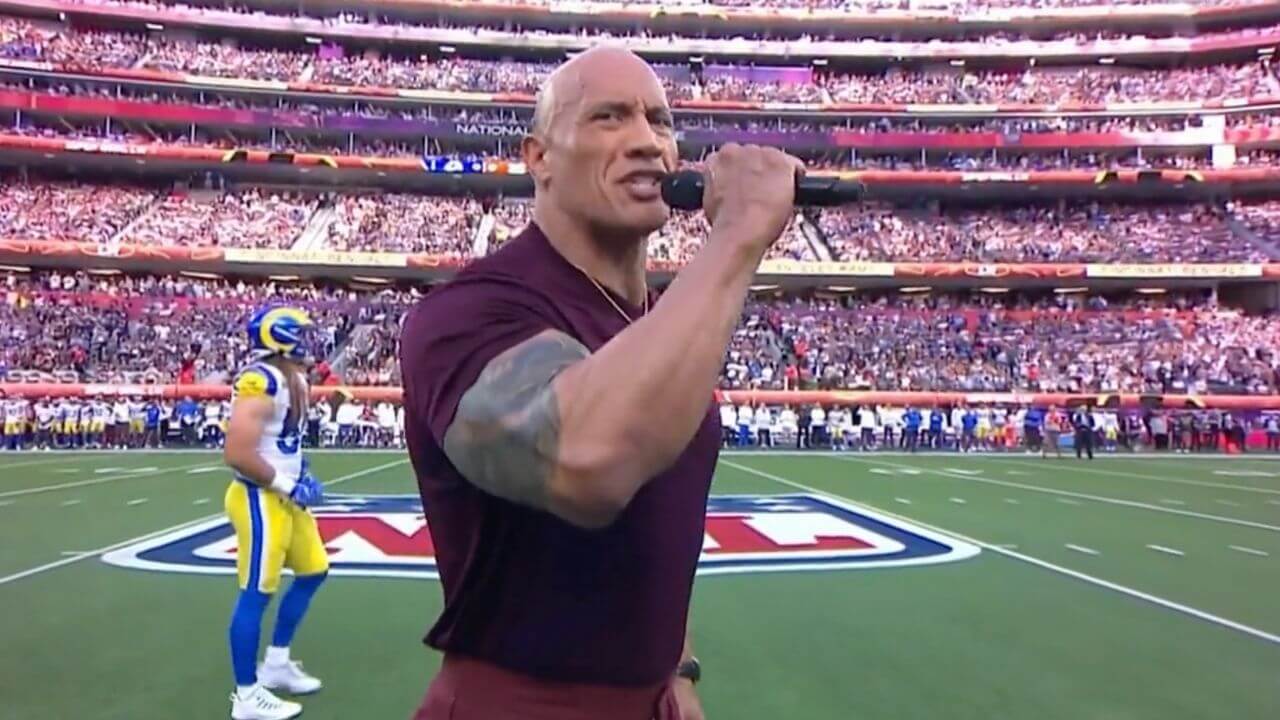 WWE präsentiert sich beim Super Bowl, The Rock eröffnet das Spiel