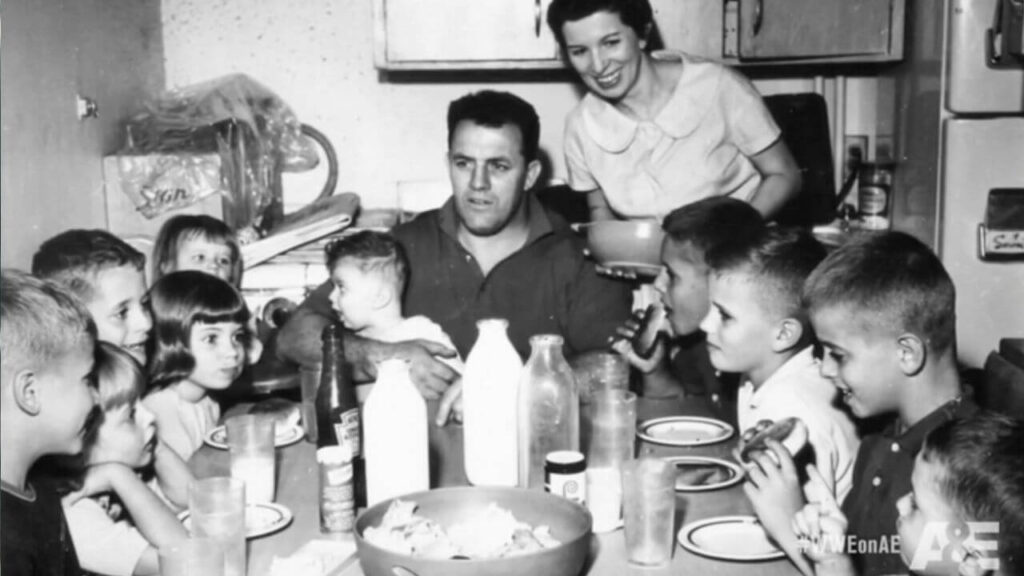 Stu und Helen Hart mit der Großfamilie beim Frühstück / Quelle: A&E, Hart-Familie