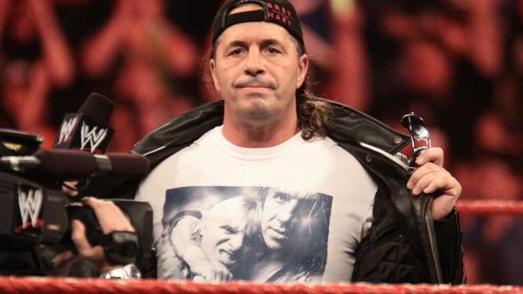 Ein T-Shirt mit Signalwirkung: Bret Hart trägt seinen verstorbenen Bruder Owen auf der Brust / Screenshot: © WWE. All Rights Reserved.