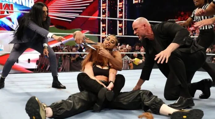 Bianca Belair ruiniert Becky Lynchs Frisur! /WWE Raw vom 28. März 2022 / Foto: (c) 2022 WWE. All Rights Reserved.