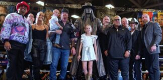Undertaker mit Familie und Freunden bei der Präsentation seiner Statue / Foto: (c) 2022 WWE. All Rights Reserved.