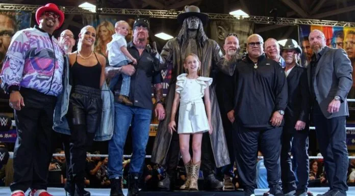 Undertaker mit Familie und Freunden bei der Präsentation seiner Statue / Foto: (c) 2022 WWE. All Rights Reserved.