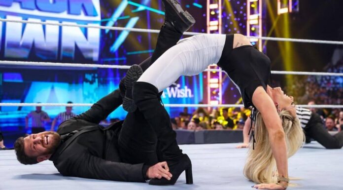 Reporter Drew Gulak landet in Charlotte Flairs Figure-8-Leglock - SmackDown vom 15. April 2022 - Foto: (c) WWE. All Rights Reserved.