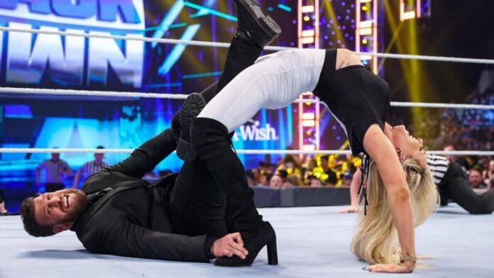 Reporter Drew Gulak landet in Charlotte Flairs Figure-8-Leglock - SmackDown vom 15. April 2022 - Foto: (c) WWE. All Rights Reserved.