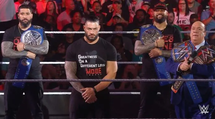 Roman Reigns lässt sich mit der Bloodline am Montag blicken / Raw vom 2. Mai 2022 / Foto: (c) WWE. All Rights Reserved.