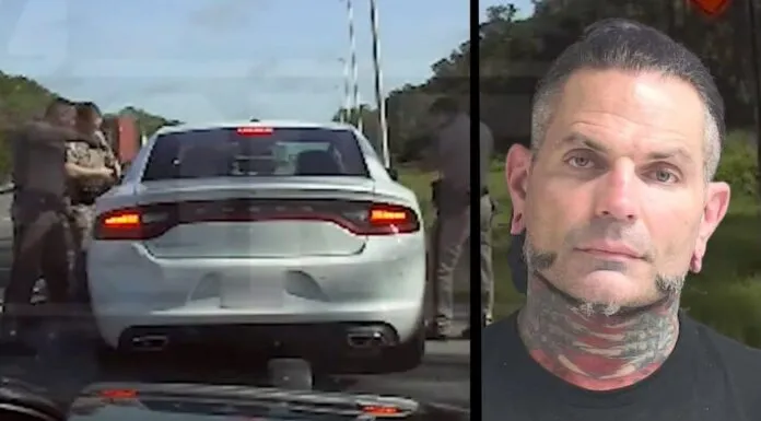 Polizeibeamte in Florida richten ihre Waffen auf WWE-Legende Jeff Hardy / Quelle: TMZ Sports
