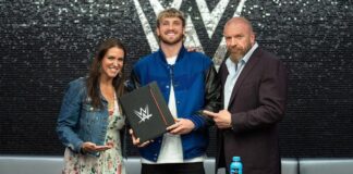 Stephanie McMahon und Paul Levesque begrüßen Logan Paul als regulären WWE-Superstar / Foto: (c) 2022 WWE All Rights Reserved.