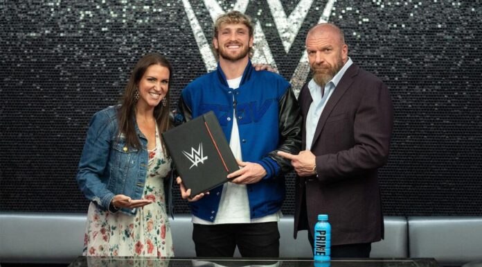 Stephanie McMahon und Paul Levesque begrüßen Logan Paul als regulären WWE-Superstar / Foto: (c) 2022 WWE All Rights Reserved.