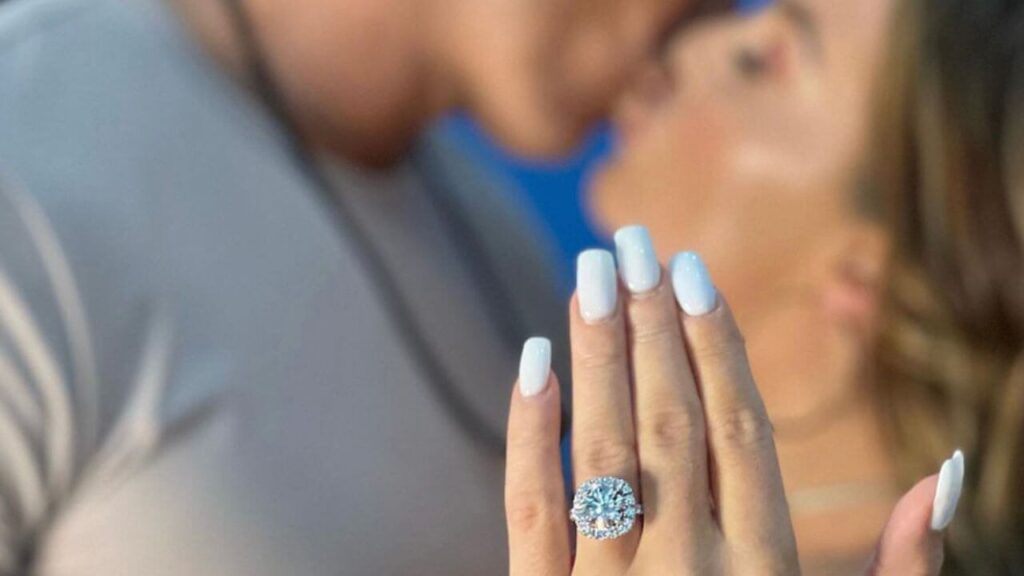 Mandy Rose zeigt ihren Verlobungsring / Quelle: instagram.com/mandysacs