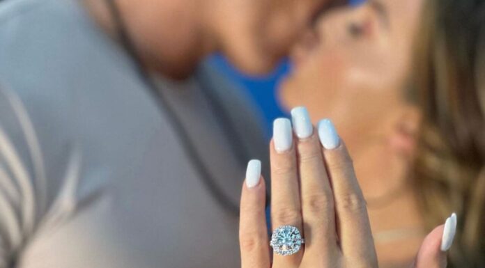 Mandy Rose zeigt ihren Verlobungsring / Quelle: instagram.com/mandysacs