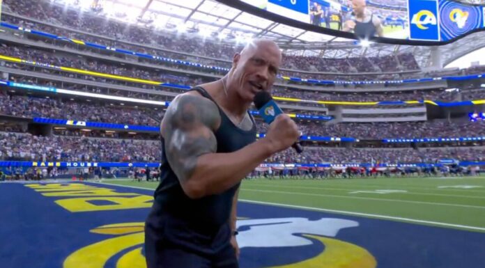 WWE-Legende Dwayne "The Rock" Johnson im SoFi Stadium / Screenshot: (c) Twitter.com/NFL