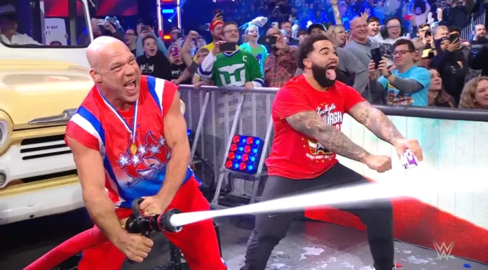 Kurt Angle spritzt ab! / WWE SmackDown vom 9. Dezember 2022 / Screenshot: (c) WWE