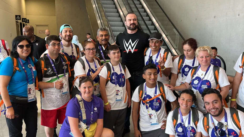 Die Athleten aus aller Welt freuen sich, Drew McIntyre in Berlin zu treffen / Foto: (c) WWE