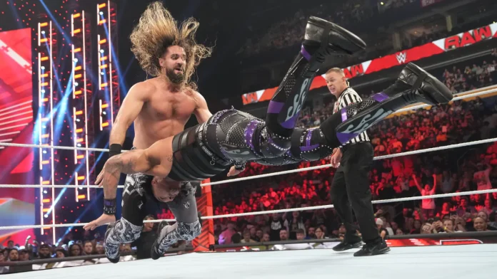 Seth Rollins bringt den Pedigree im Main Event von WWE Raw (10. Juli 2023) / Foto: (c) WWE