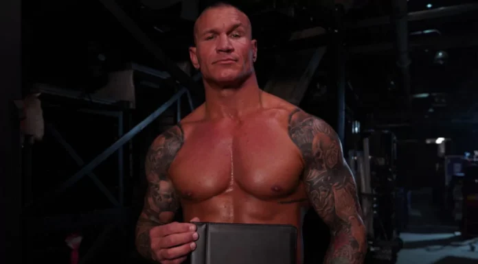 Randy Orton hat bei WWE SmackDown am 1. Dezember 2023 einen Vertrag unterschrieben
