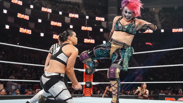 Asuka setzt ihr Knie gegen Shayna Baszler ein / WWE Raw - 11. März 2024