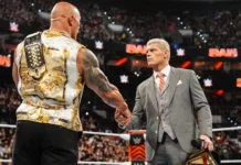 Millionen schauten hin, als The Rock Cody etwas in die Hand drückte... / Foto: (c) 2024 WWE