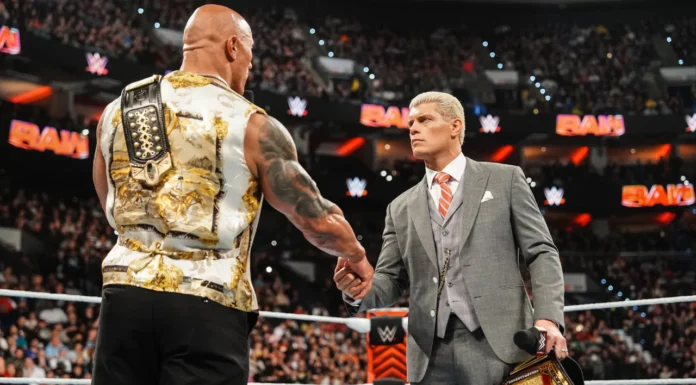 Millionen schauten hin, als The Rock Cody etwas in die Hand drückte... / Foto: (c) 2024 WWE